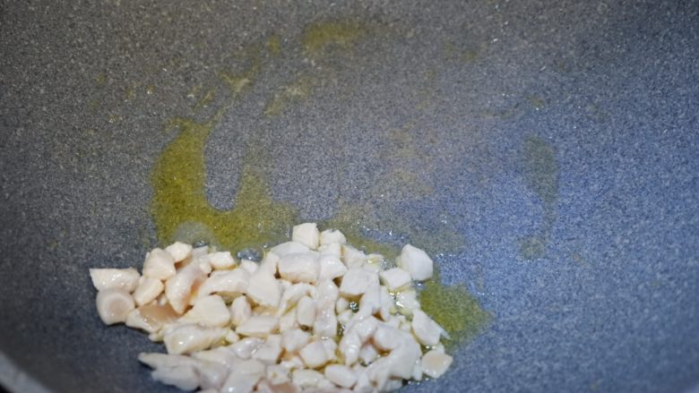 春卷皮迷你小披萨,炒好之后将鸡肉拨到一边。