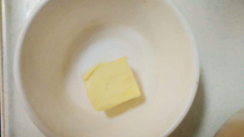 ~创意披萨☺,取一块(15g)解冻后的<a style='color:red;display:inline-block;' href='/shicai/ 887'>黄油</a>。