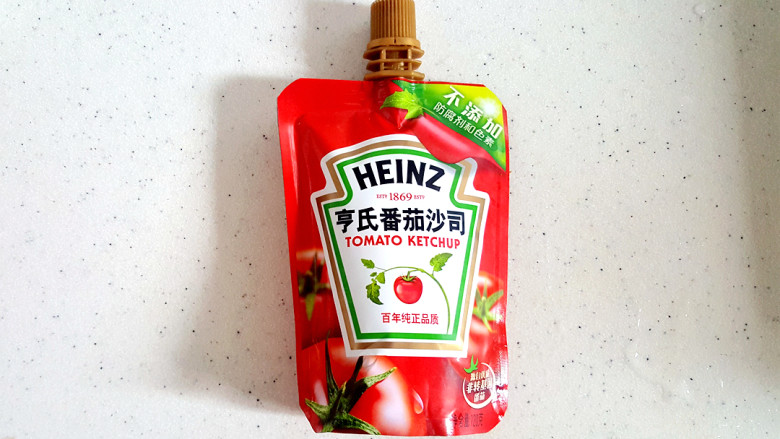 ~创意披萨☺,准备<a style='color:red;display:inline-block;' href='/shicai/ 699'>番茄酱</a>。