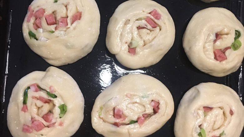 火腿咸味烤馒头,烤盘也刷一层油，把饼胚挨个排好，要留有空隙