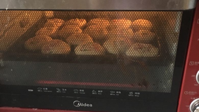 火腿咸味烤馒头,烤箱上下火170度烤20分钟，中间翻一次面