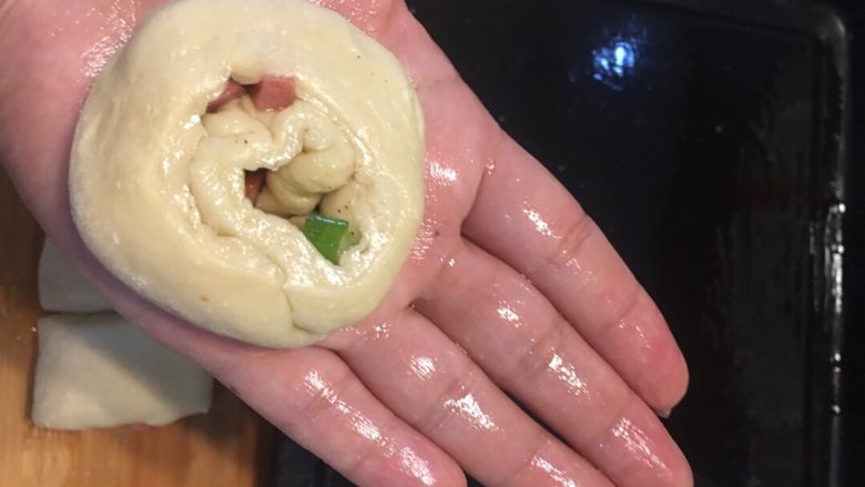 火腿咸味烤馒头,掌心抹一点食用油，把饼胚压扁