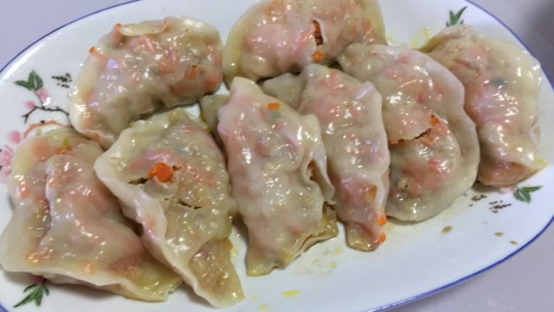胡萝卜饺子,然后就下锅蒸啦,因为材料都是先炒熟的,所有蒸大概八分钟就可以开吃啦……