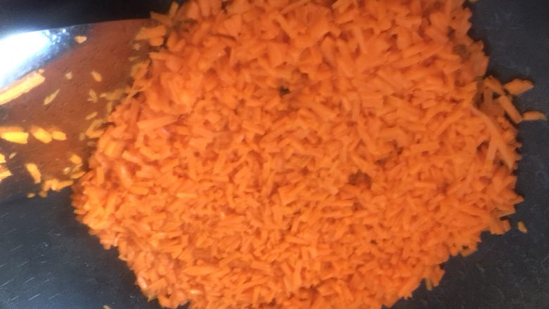 胡萝卜饺子,然后拿个盘子先盛起来,再放点油,炒着胡萝卜,把胡萝卜炒熟(我是有放点水,让胡萝卜煮下,但是只能下一点点水就好哦)。