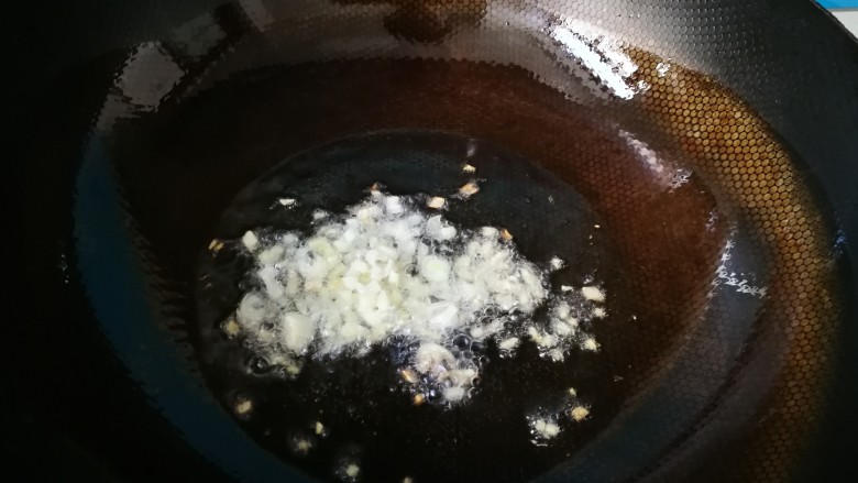 番茄烩牛肉丸,油热,爆香葱姜蒜末。