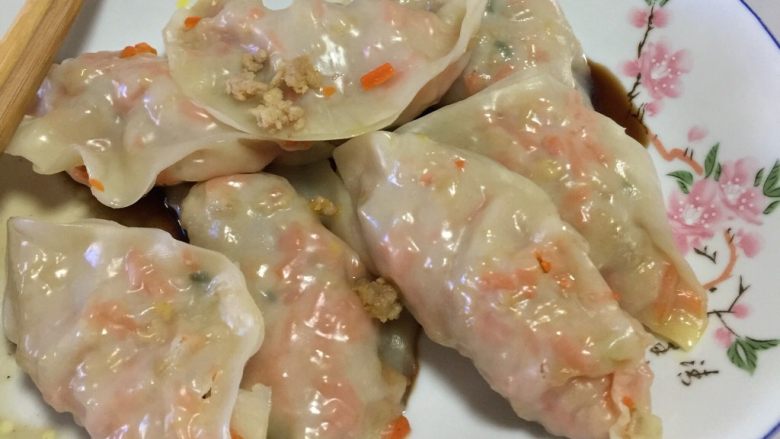 胡萝卜饺子,配点陈醋,来碗汤,午餐🥣搞定!还不错哦,喜欢的可以试试!