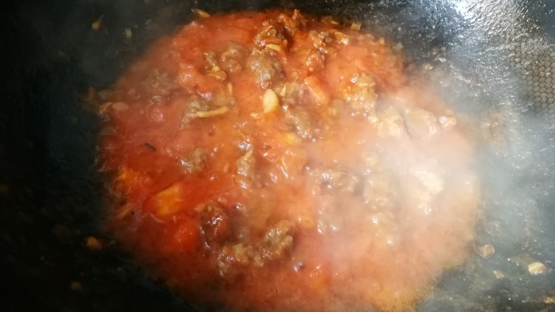番茄烩牛肉丸,加适量盐,咕嘟大概几分钟。