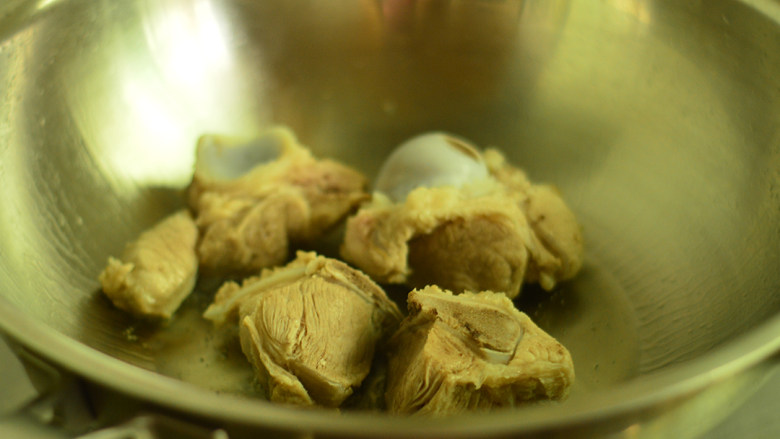 玉米烧大骨,锅里烧热油,放入猪骨炒至