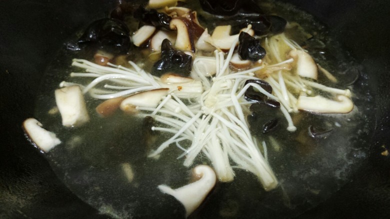 鸡蛋菌汤,然后倒水,开大火