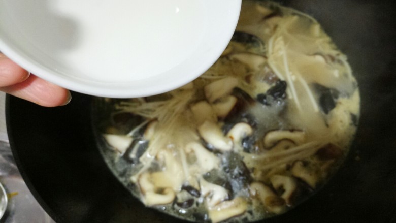 鸡蛋菌汤,水烧开之后,放入调好的淀粉