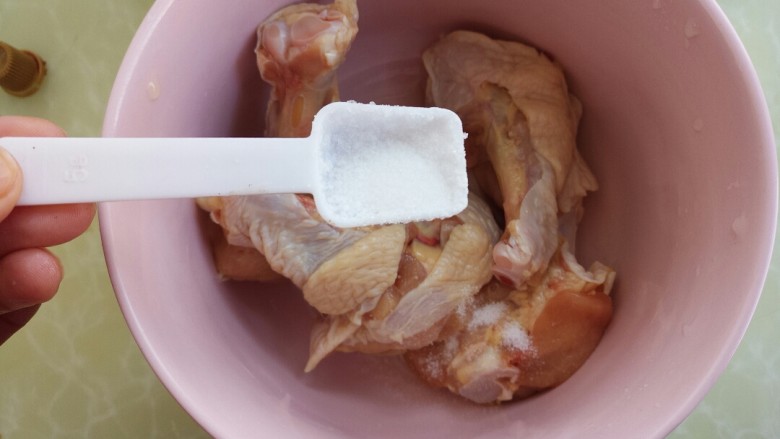 红烧鸡腿饭,先放一勺盐