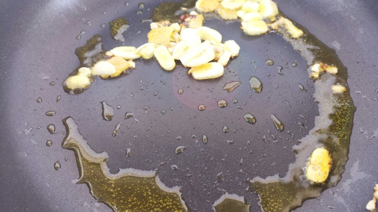 红烧鸡腿饭,然后捞出来，剩下的油继续用