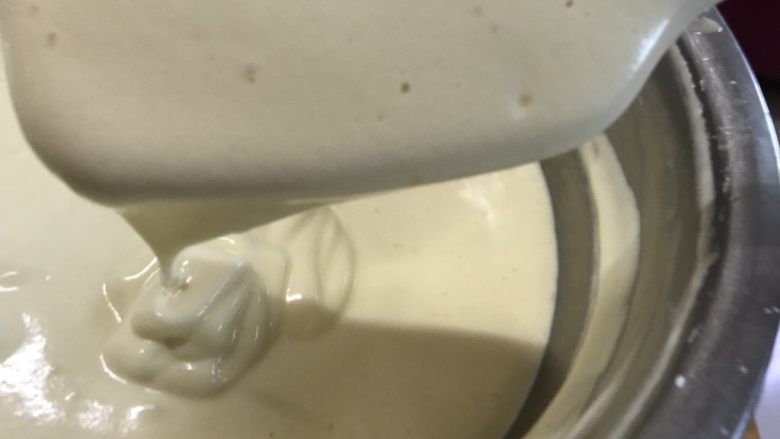 戚风蛋糕(后蛋法),拌好的蛋糕糊是细腻的,如缎带状态飘落,而且纹路不易消失。