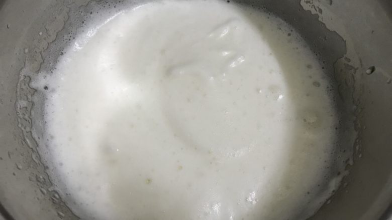 戚风蛋糕(后蛋法),打到出现细腻泡沫状再加入1/3的糖。