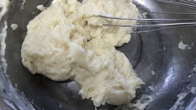 戚风蛋糕(后蛋法),用手抽混合均匀。像图片就好了,不能过度搅拌。