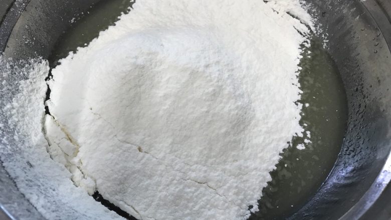 戚风蛋糕(后蛋法),一定要筛入的。不能直接倒,那样容易产生颗粒团。