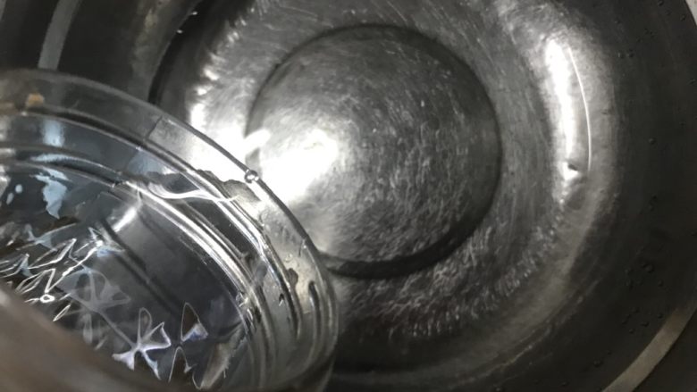 戚风蛋糕(后蛋法),另外取个盆,倒入水或者是牛奶。