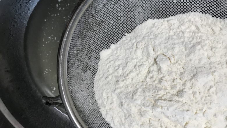戚风蛋糕(后蛋法),把低粉筛入5步骤的盆里。