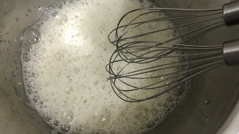 戚风蛋糕(后蛋法),电动打蛋器高速打发打到大泡沫状,加入1/3的砂糖。