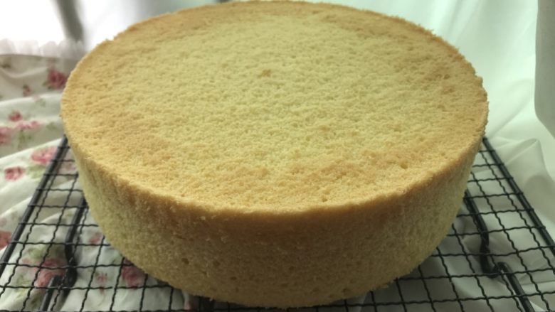 戚风蛋糕(后蛋法),这是合格的戚风蛋糕。用来制作生日蛋糕,非常好吃。