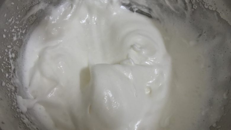 戚风蛋糕(后蛋法),打发到出现泡沫纹路后,加入剩下的糖,并且调低电动打蛋器的速度,大概中速左右。
