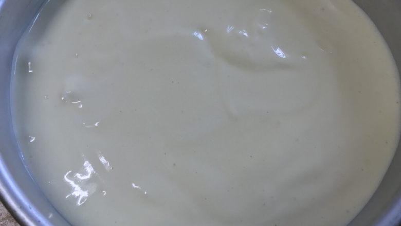 戚风蛋糕(后蛋法),把蛋糕糊从15cm高倒入至八寸模具中。然后轻震几下震掉气泡。