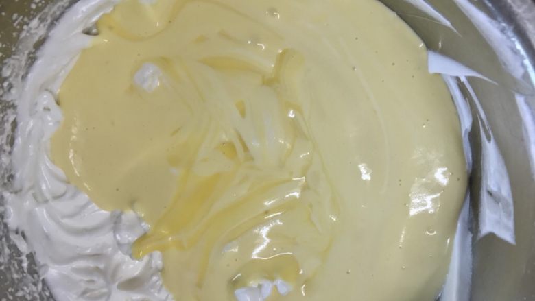 戚风蛋糕(后蛋法),把20步骤的蛋糕糊倒入蛋白盆内。