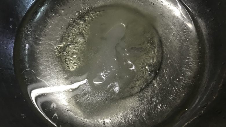 戚风蛋糕(后蛋法),称入20克糖。