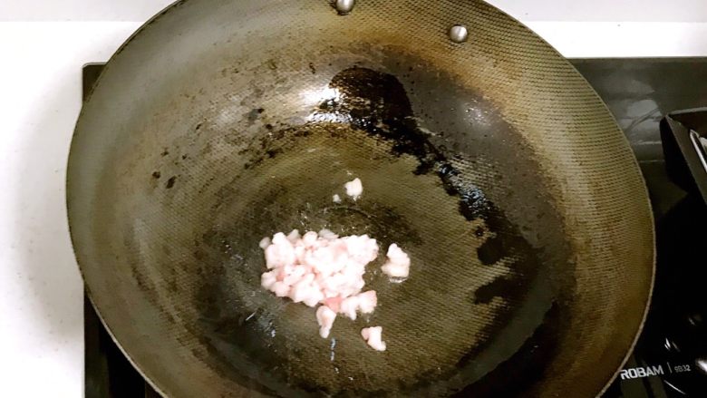 香菇肉燥饭,热锅冷油,烧热,放入肥肉末翻炒,炼出动物油脂,吃起来口感不会油腻。