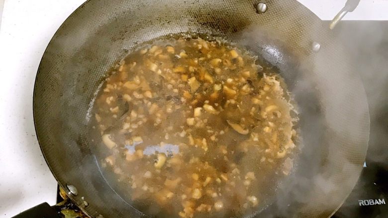 香菇肉燥饭,倒入泡香菇的水,水量没过食材。大火煮沸,转中小火炖煮十分钟左右。
