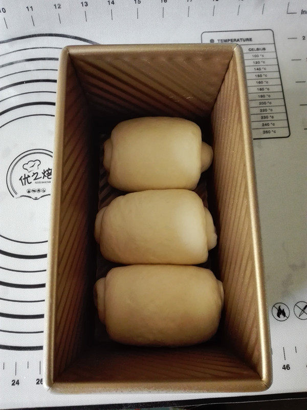 牛奶吐司,依次做完全部面团,放入土司盒中(450克的土司模具)进行二发