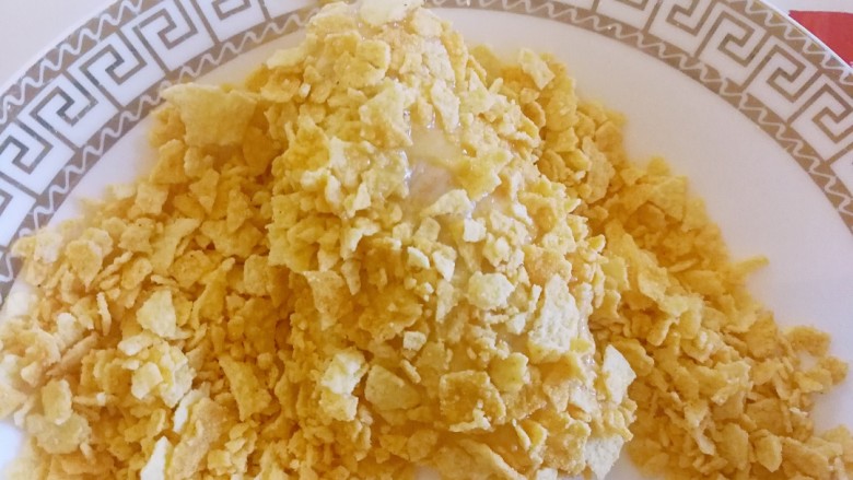 薯片鸡翅~把孩子爱吃的放在一起,最后把鸡翅放进薯片碎里面,让鸡翅裹满薯片碎