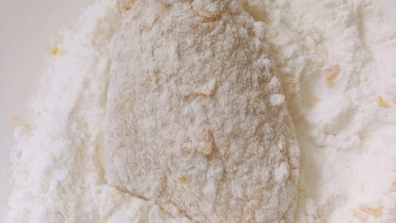 薯片鸡翅~把孩子爱吃的放在一起,腌制好的鸡翅放进面粉里面,让鸡翅裹满面粉,同时预热烤箱,200度上下火10分钟左右