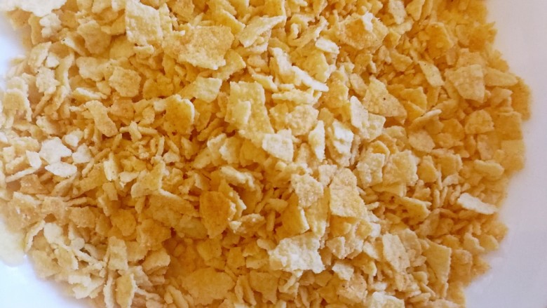 薯片鸡翅~把孩子爱吃的放在一起,薯片弄碎备用