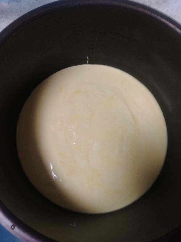 电饭煲蛋糕,搅拌均匀后,倒入刷了油的电饭煲,轻轻震几下,消一下泡,按蛋糕键。