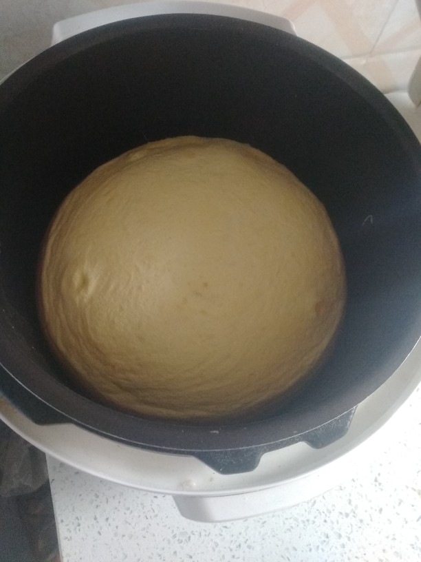 电饭煲蛋糕,出炉,如果说想要检测蛋糕是否熟了,就是把牙签插进蛋糕里看看带上来的组织是什么样的,没有什么组织带上来就是熟了。