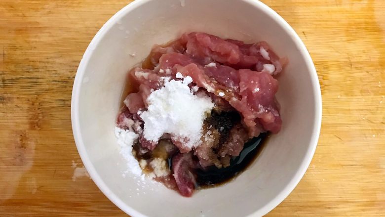 杭帮经典菜の肉片炒二冬,入少许料酒,少许生抽,一小勺淀粉,一丢丢细砂糖,一丢丢细盐