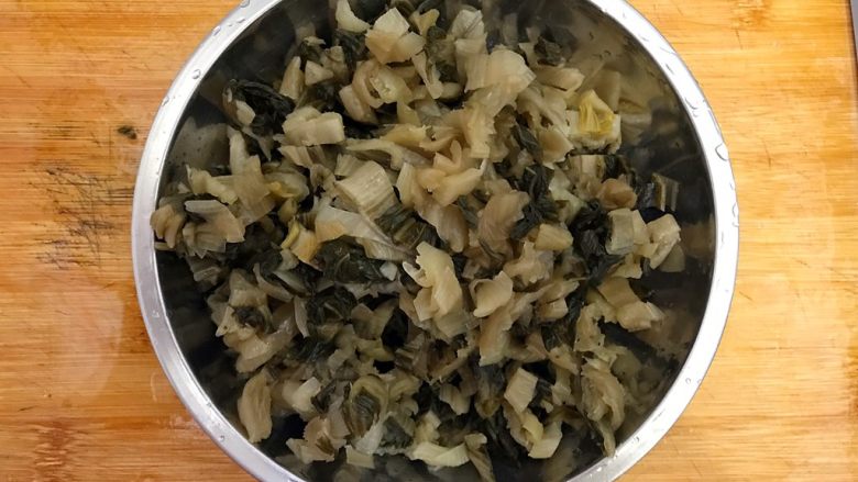 杭帮经典菜の肉片炒二冬,如图所示,将冬腌菜切碎(稍微切的碎一点)