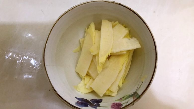 杭帮经典菜の肉片炒二冬,控干水分,备用