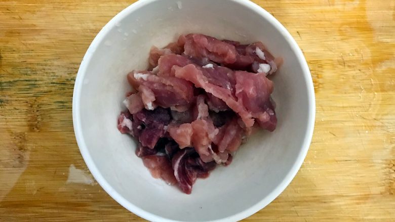 杭帮经典菜の肉片炒二冬,猪肉洗净,如图所示,切成薄片