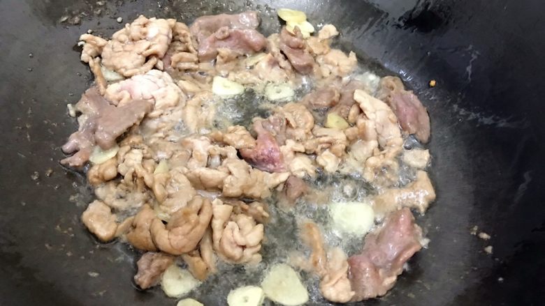 杭帮经典菜の肉片炒二冬,转中火,煸炒至肉片变色