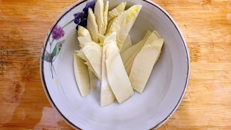杭帮经典菜の肉片炒二冬,将冬笋如图所示,切成薄片,备用