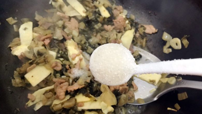 杭帮经典菜の肉片炒二冬,加两小勺细砂糖(我的勺子比较小,如果你的勺子比我的大,那就加一小勺)翻炒均匀,即可
