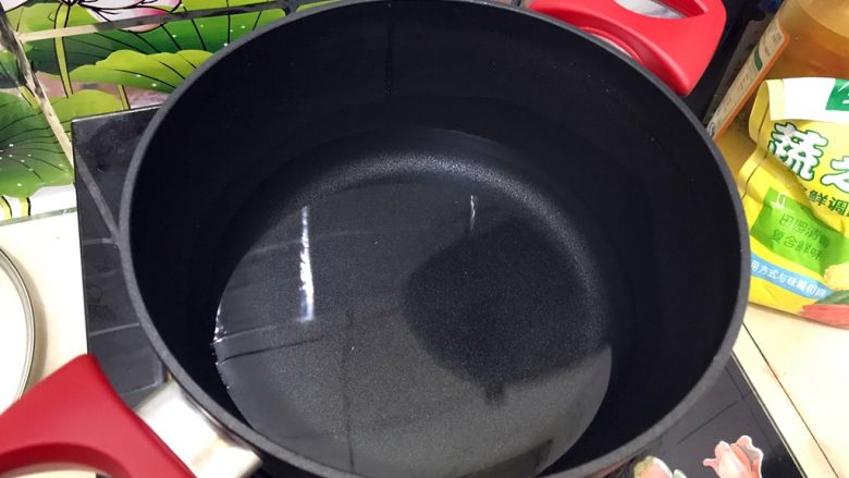 杭帮经典菜の肉片炒二冬,取一口小锅,入适量清水