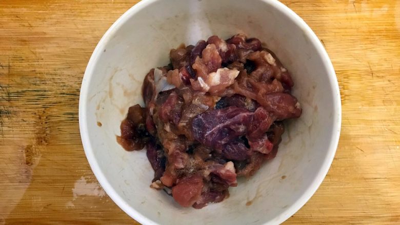 杭帮经典菜の肉片炒二冬,抓均匀,腌制,备用