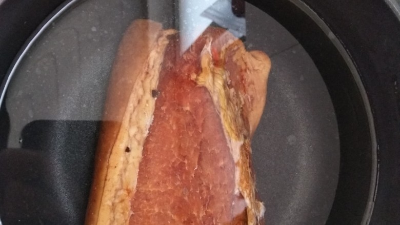 青椒木耳炒腊肉,<a style='color:red;display:inline-block;' href='/shicai/ 436'>腊肉</a>一块放温水里清洗下