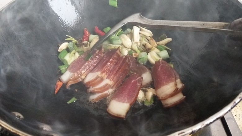 青椒木耳炒腊肉,加入腊肉