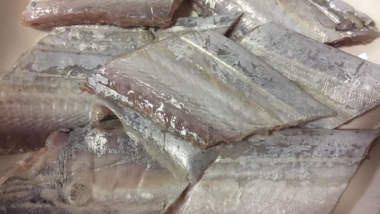 清蒸带鱼,去头去尾装入盘中,
