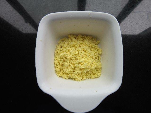 玛格丽特小饼干,鸡蛋煮熟,蛋黄捻碎备用