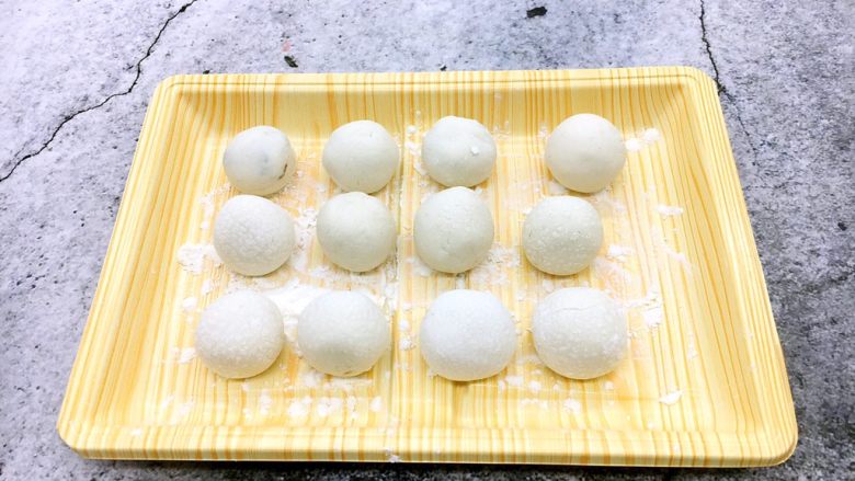 手工制作汤圆,将汤圆放在放有面粉小盒子,一次吃不了的话,要放在冰箱里了冷冻。